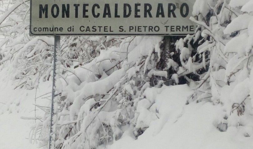 Maltempo, mezzi all’opera. Tanta neve a Montecalderaro
