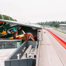 Omaggio a Senna sulla facciata del museo dell’Autodromo. L’opera dell’artista Kobra