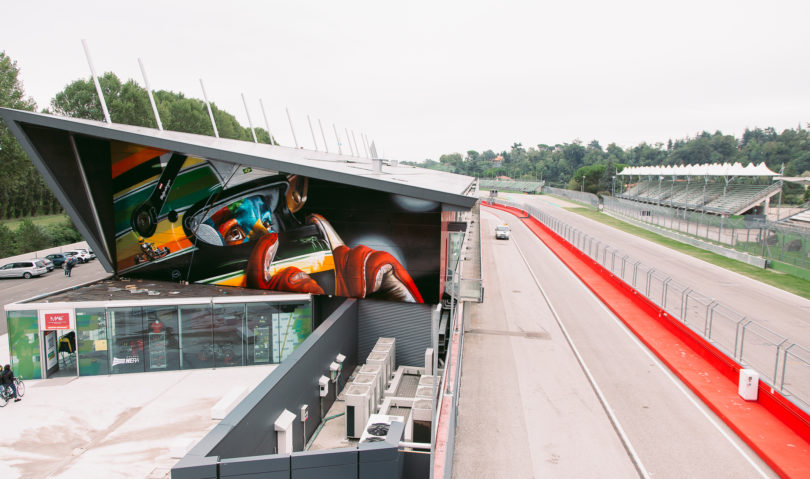 Omaggio a Senna sulla facciata del museo dell’Autodromo. L’opera dell’artista Kobra